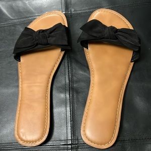 Women’s used opened toes sandals. Cute and lightly worn.